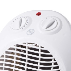 Detailansicht: Weißer Heizlüfter mit Thermostat und Oszillation für elektrische Heizgeräte.