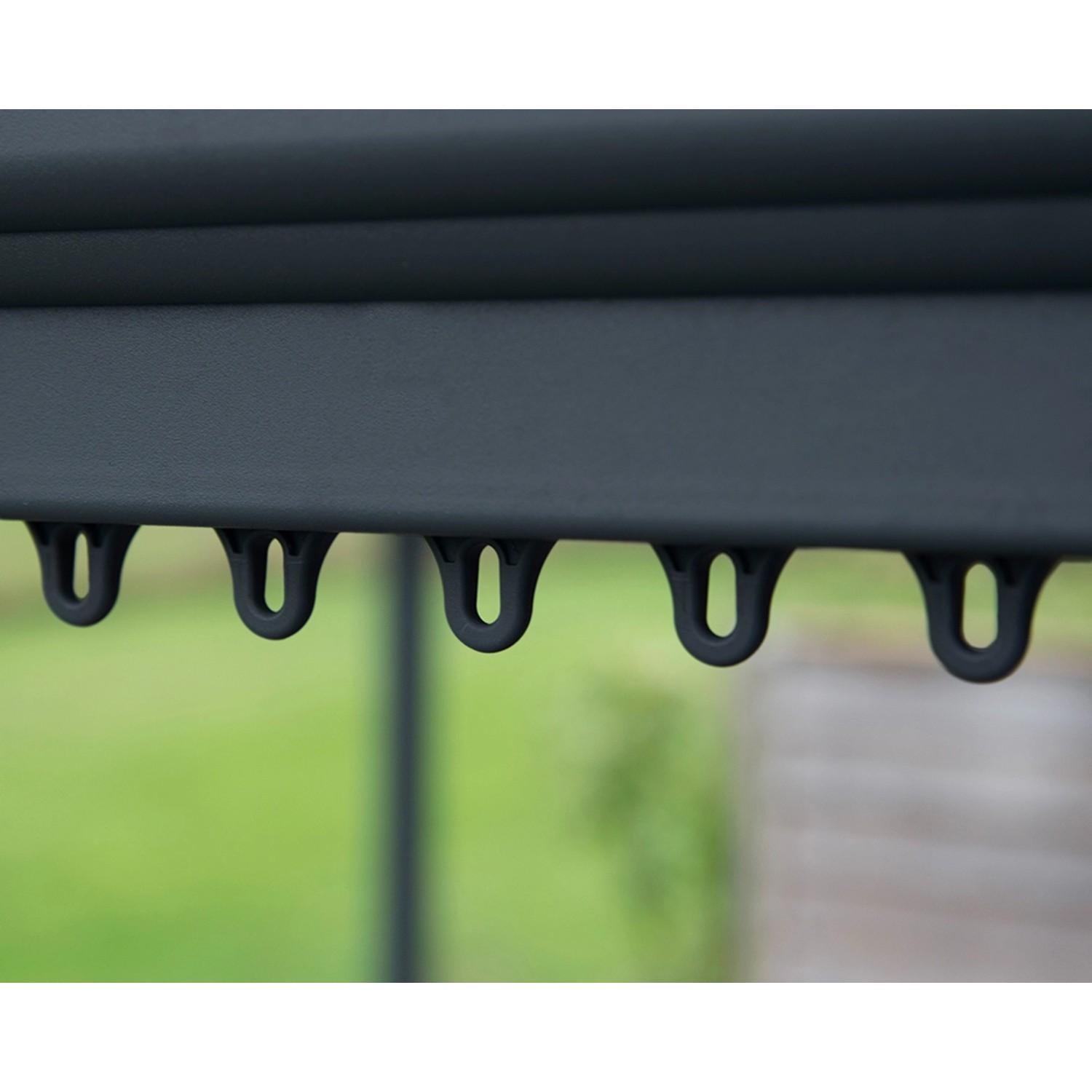 Detailaufnahme: Vorhang-Clips am Palram Canopia Milano Gartenpavillon in Anthrazit.