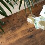 Detailaufnahme: Vasagle Konsolentisch in Braun-Schwarz mit Deko und Pflanzen.