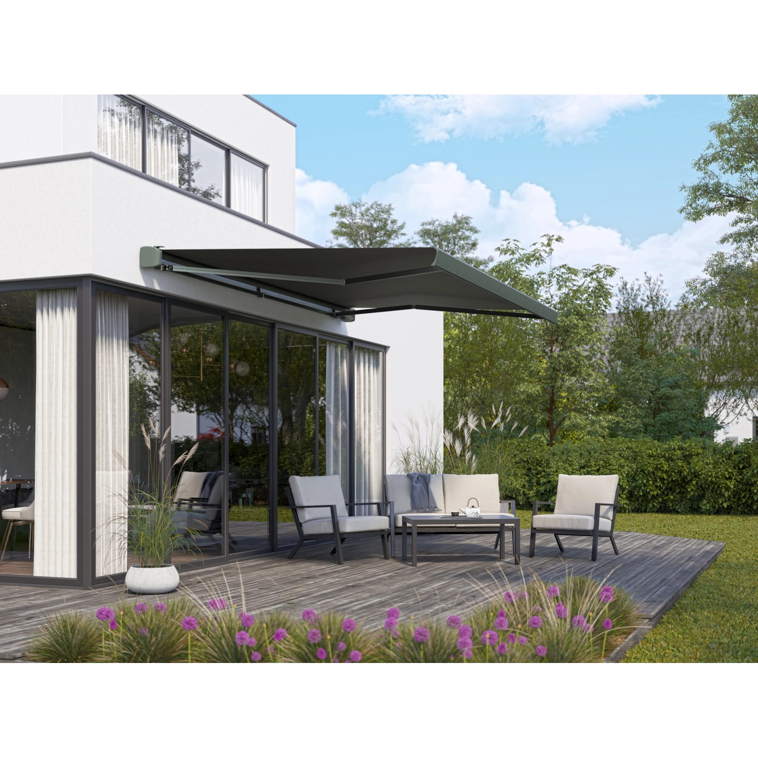 Anthrazit Halbkassettenmarkise Maraca 4x2,5m mit Solarpanel am Haus, darunter Gartenmöbel.