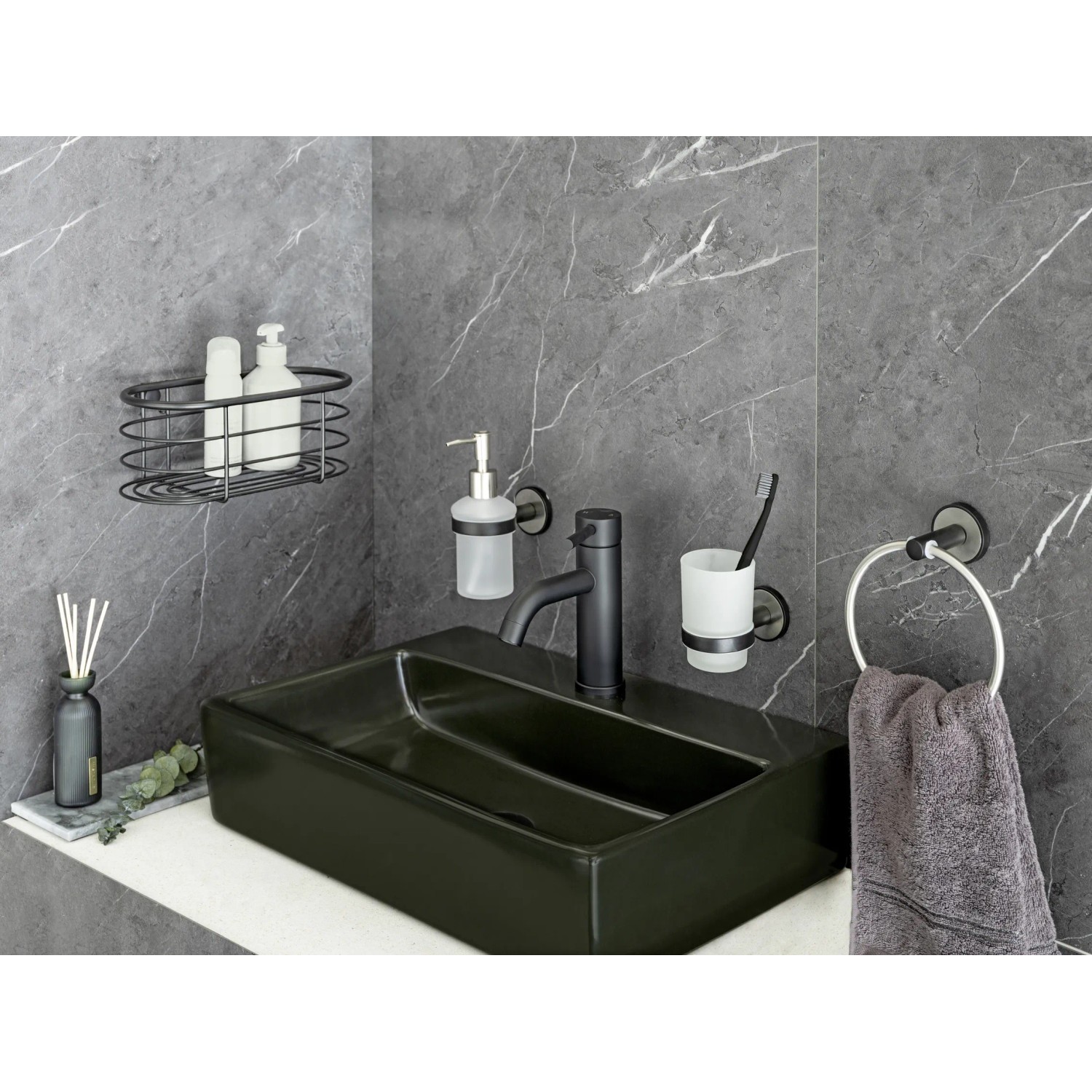 Wenko Handtuchring Udine aus Edelstahl, matt silber, mit Handtuch im modernen Bad.