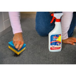 Tuba Clean Reinigungsschwamm im Einsatz zur Fleckenentfernung auf Teppich.