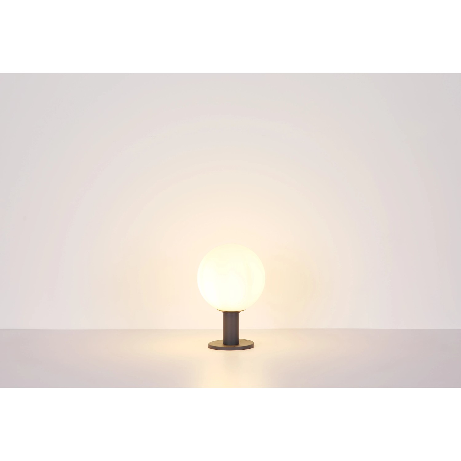 Globo Außenleuchte Ossy: Anthrazitfarbene Wandleuchte mit weißem Opalglas, Ø 25 cm.