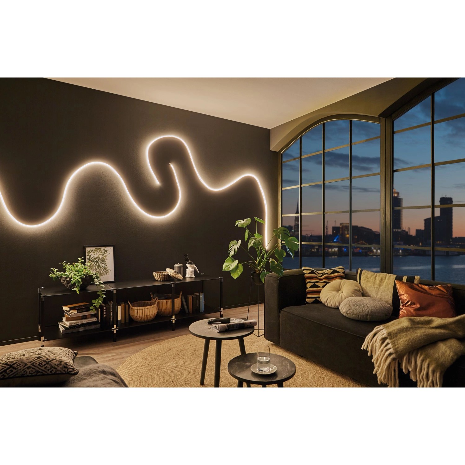 Paulmann MaxLED Flow LED-Streifen Basis-Set, 1,5m, warmweiß an Wohnzimmerwand.