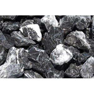 Nahaufnahme von schwarz-weißem Marmorbruch (50-100mm) im Big-Bag, geeignet als Zierkies.