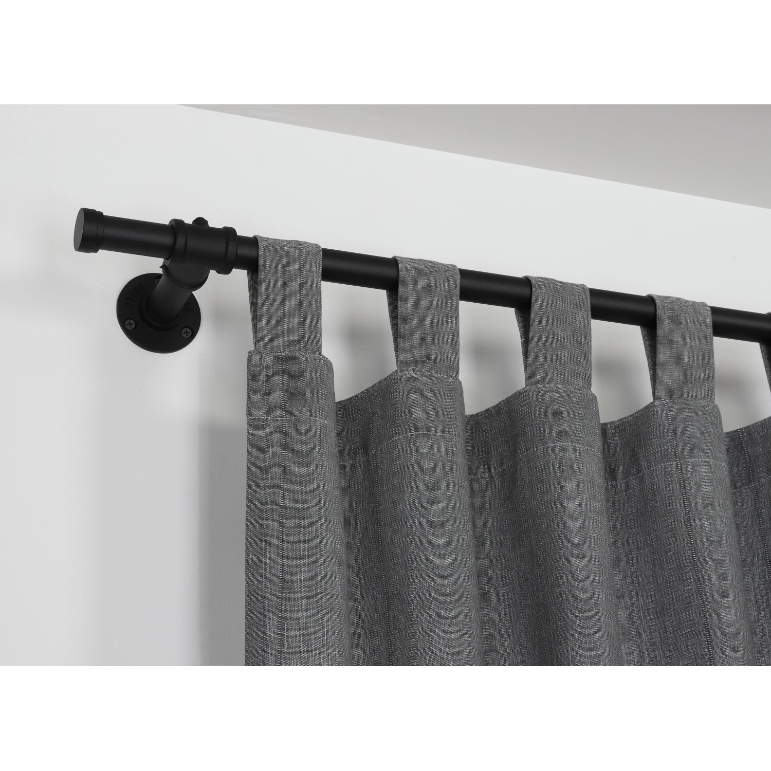 Gardinia Gardinenstange Industrial Home, Ø 25 mm, schwarz, 200 cm mit grauen Gardinen.