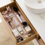 Transparenter SmartStore Compact Sort 30x10 Organizer in einer Schublade mit Kosmetikartikeln.