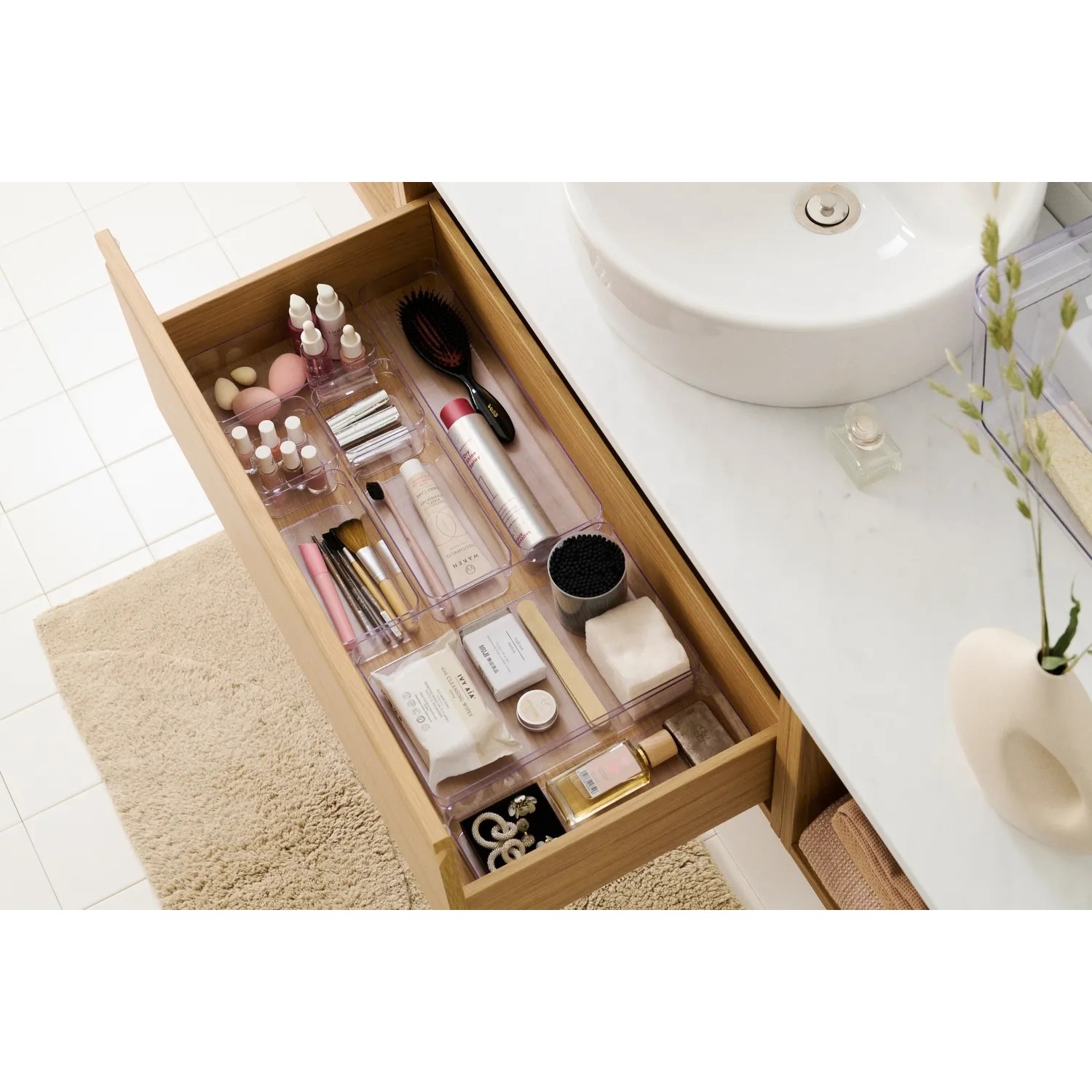 Transparenter SmartStore Compact Sort 30x10 Organizer in einer Schublade mit Kosmetikartikeln.