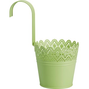 Heller, grün lackierter Hänge-Übertopf aus Metall mit Lochmuster für Balkon oder Terrasse.