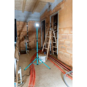 Eglo LED-Baustrahler Avelar, schwarz-türkis, mit Stativ, im Rohbau.