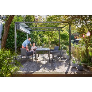 Rechteckiger Gartentisch Harris in Zement-Optik (160x90 cm) mit Personen auf einer Terrasse.
