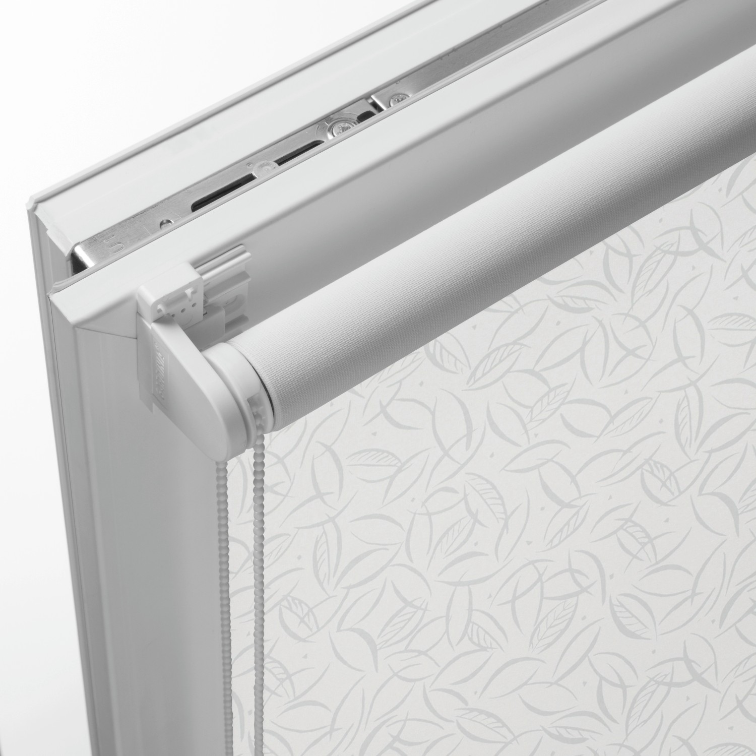 Gardinia EasyFix Rollo Jahreszeit, 60x150 cm, weiß mit Blattmuster, am Fenster montiert.