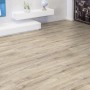 Verlegter Laminatboden Comfort Eiche Natur 7 mm im Wohnraum mit Möbeln.