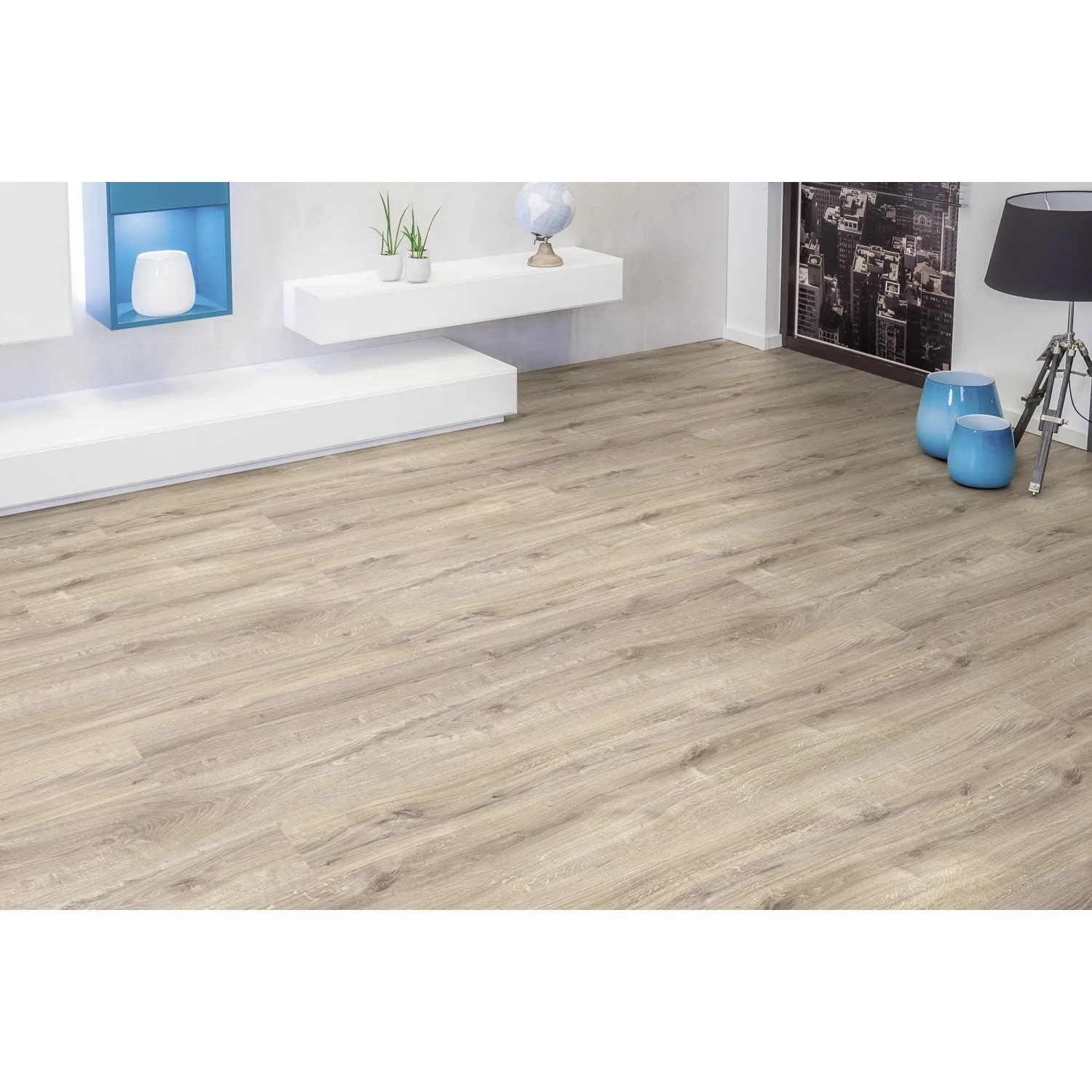 Verlegter Laminatboden Comfort Eiche Natur 7 mm im Wohnraum mit Möbeln.