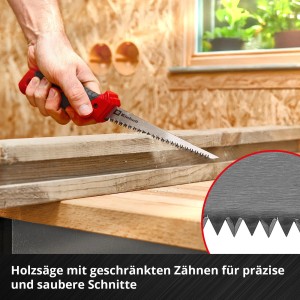Einhell Werkzeugkoffer Renovierung: Holzsäge sägt Holzbrett, Detailaufnahme der Sägezähne.