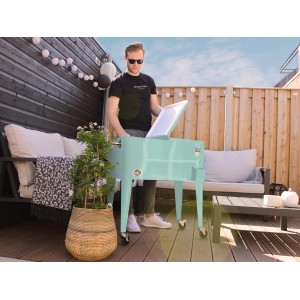Axi Kühlwagen Retro Mint (76 l) mit Mann im Garten, ideal für Partys und zum Kühlen von Getränken.