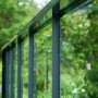 Detailaufnahme: Juliana Gewächshaus Orangerie 15, schwarz-anthrazit, Glas und Rahmen.