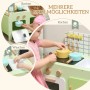 Grün-weiße AIYAPLAY Kinderküche aus MDF. Kind spielt Kochen, Backen und Waschen an Herd, Ofen und Spüle.
