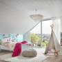 Kinderzimmer mit weißen Kronoflooring Wand- und Deckenpaneelen Dekor Edelweiß.