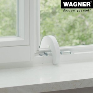 Weiße Wagner Tür- und Fensterklemme aus Schaumstoff am Fensterrahmen befestigt.