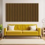 FN Acustico Akustikpaneel Eiche an Wand über gelbem Sofa im Wohnzimmer.