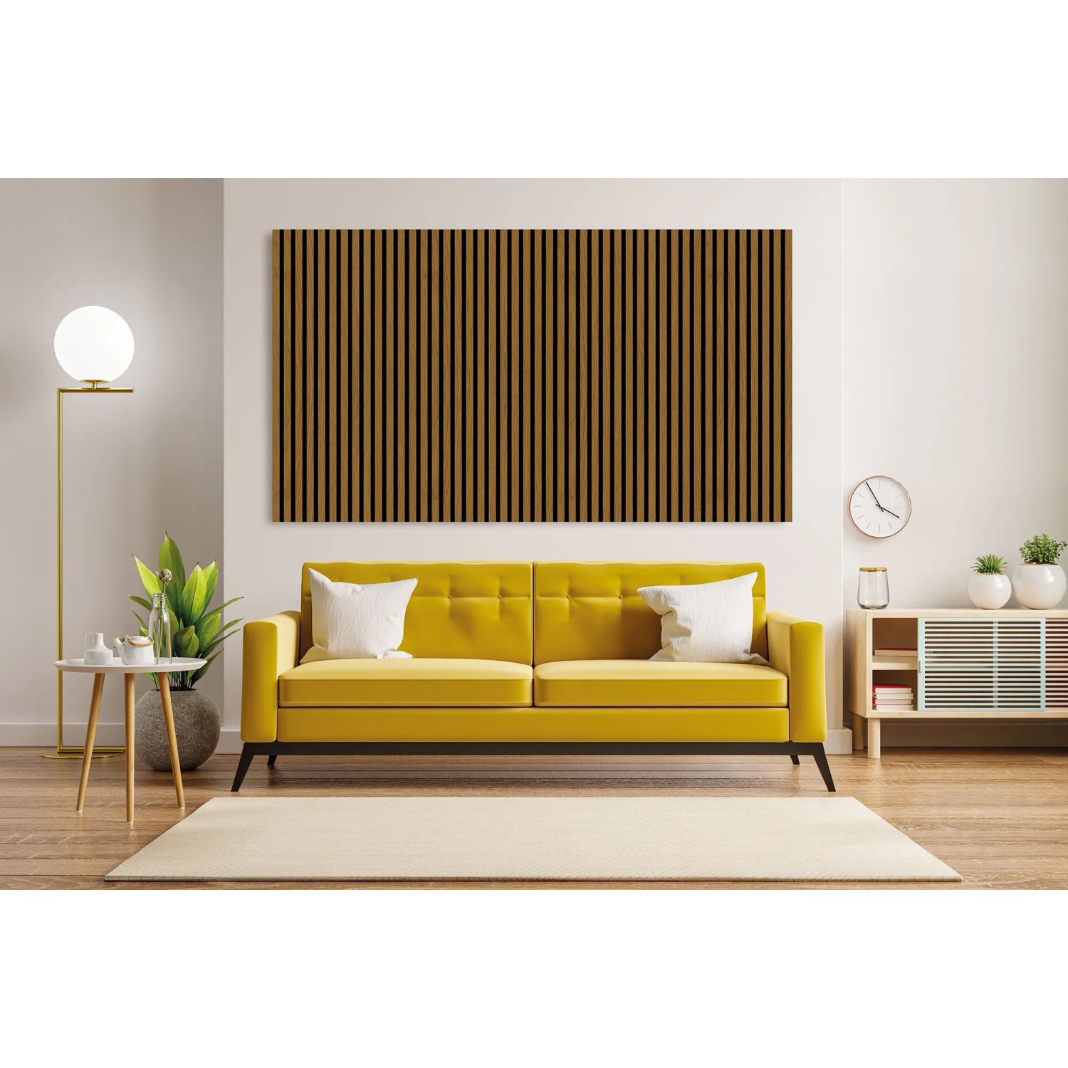 FN Acustico Akustikpaneel Eiche an Wand über gelbem Sofa im Wohnzimmer.