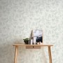 Vliestapete Dschungel in Grau und Grün mit leichter Struktur, matte Oberfläche und FSC®-Zertifizierung.
