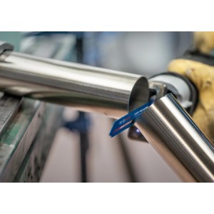 Bosch Expert S 922 EHM Säbelsägeblatt schneidet Metallrohr. Blaues Blatt im Einsatz.