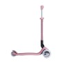 Beerenfarbener Globber Primo Foldable Lights 3-Rad Tretroller mit leuchtenden LED-Rollen und höhenverstellbarer Lenkstange.