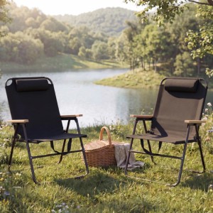 Zwei schwarze klappbare Campingstühle mit Bambus-Armlehnen am See. Verstellbar, aus Metall & Stoff. Für Outdoor & Camping.