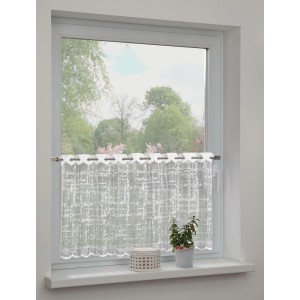 Weiße Sehlbach Bistrogardine mit Stangendurchzug am Fenster, transparente Scheibengardine.