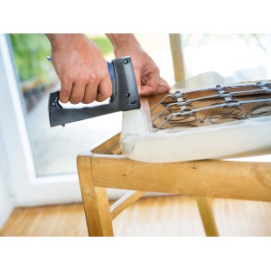 LUX Handtacker Comfort beim Befestigen von Stoff auf einem Stuhl.