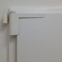 Abus Türschließer 2603 in Weiß, montiert an einer Tür. Türtechnik für Türen bis 20 kg.