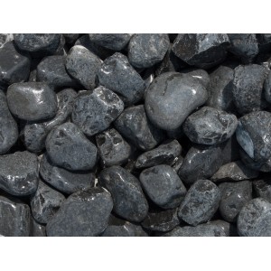 Nahaufnahme von glänzenden, schwarzen Marmor Zierkieseln (15-25mm) im PE-Sack.