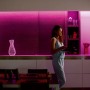 Philips Hue Lightstrip Plus in Küche mit farbiger Ambiente-Beleuchtung.