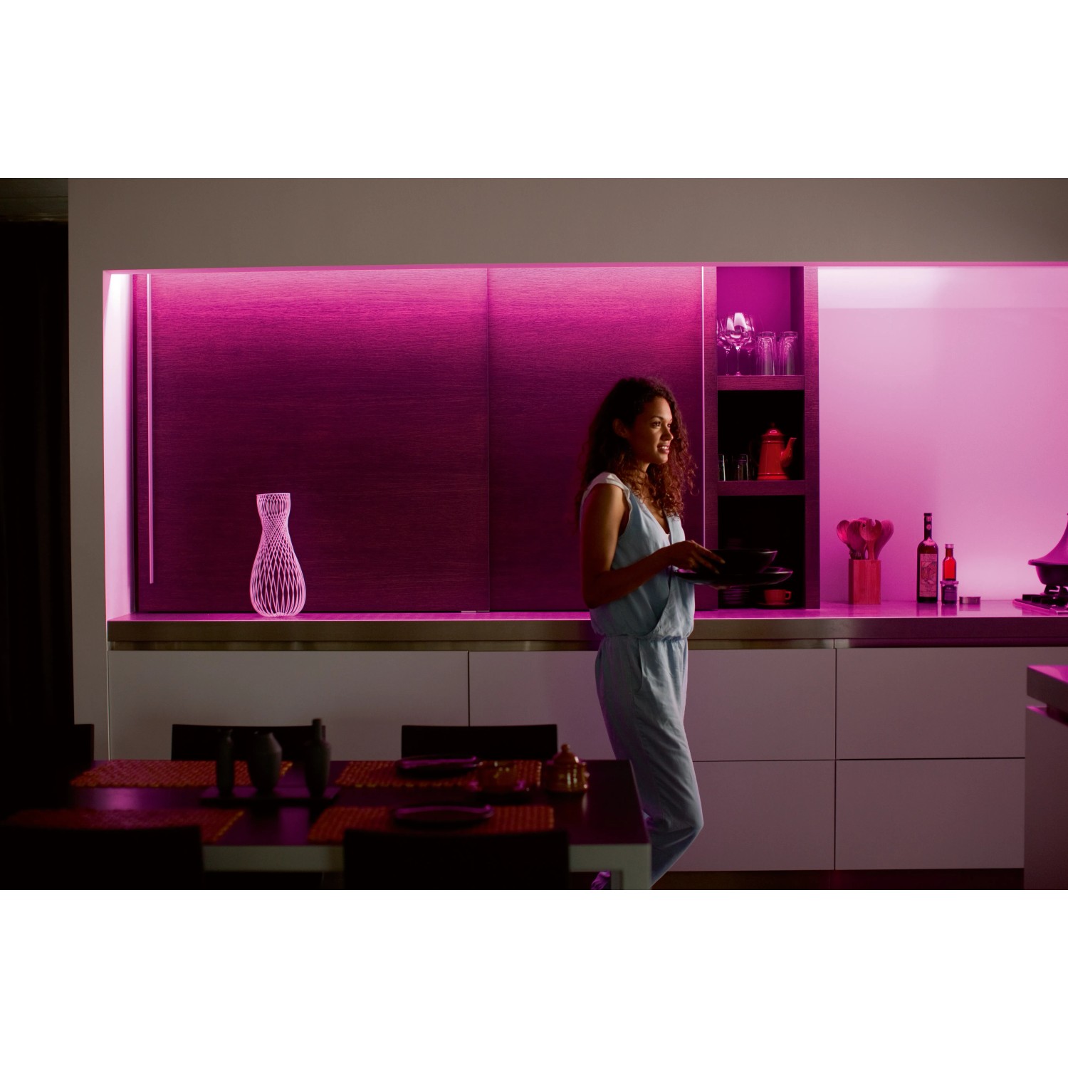Philips Hue Lightstrip Plus in Küche mit farbiger Ambiente-Beleuchtung.