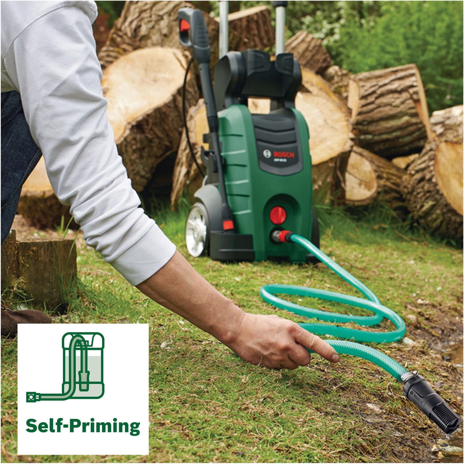 Bosch Universal Aquatak 125 Hochdruckreiniger mit Zubehör im Einsatz im Garten.