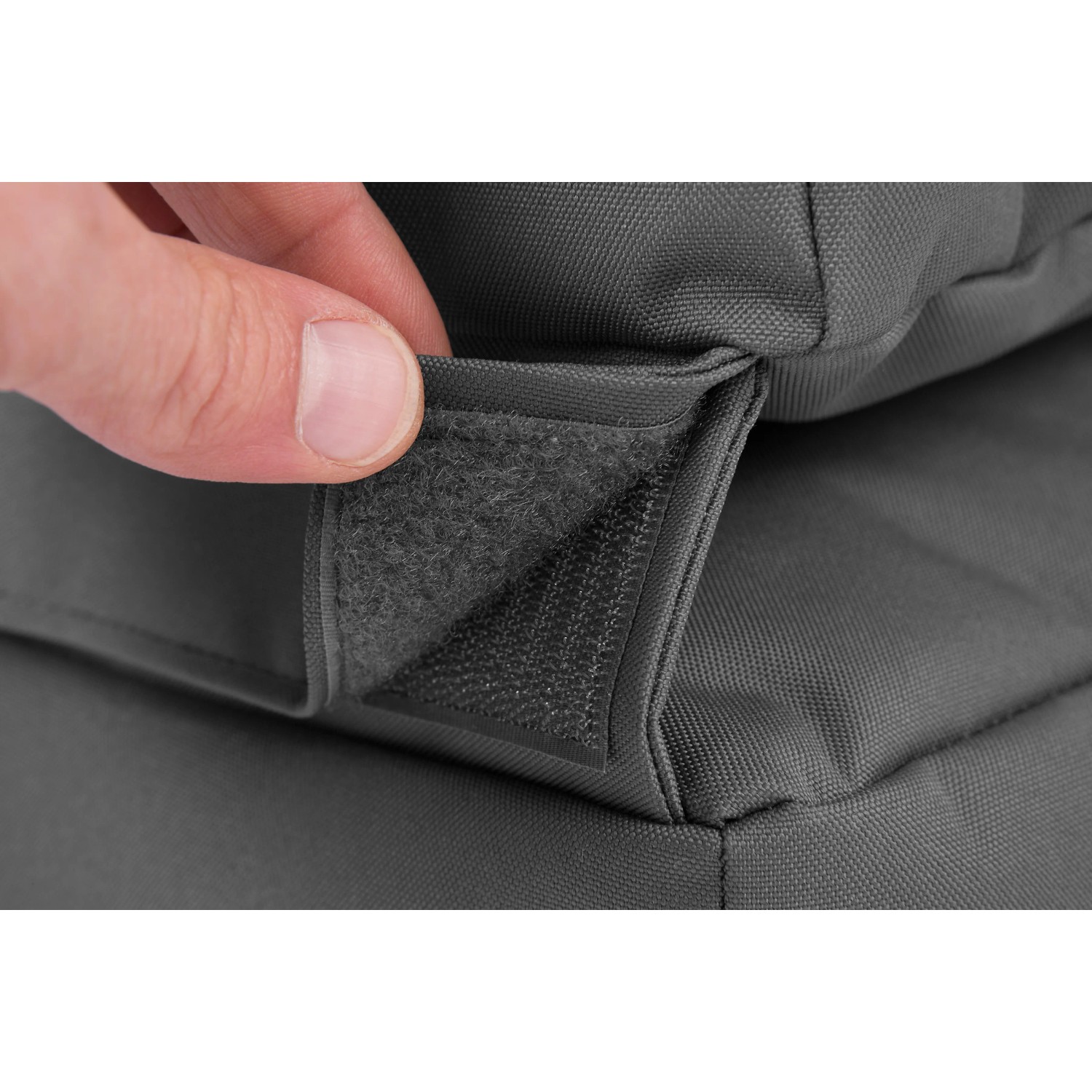 Detailaufnahme: Anthrazitfarbener Sitting Point Sessel Twist Scuba mit Klettverschluss.