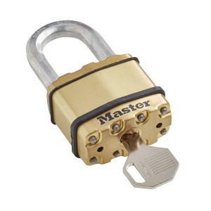 Master Lock Excell Vorhängeschloss aus Messing mit Schlüssel. Robust und wetterfest.
