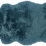 Blaues Schaffell Dark Wonder, 60x90 cm, als Teppich oder Überwurf für ein gemütliches Zuhause.