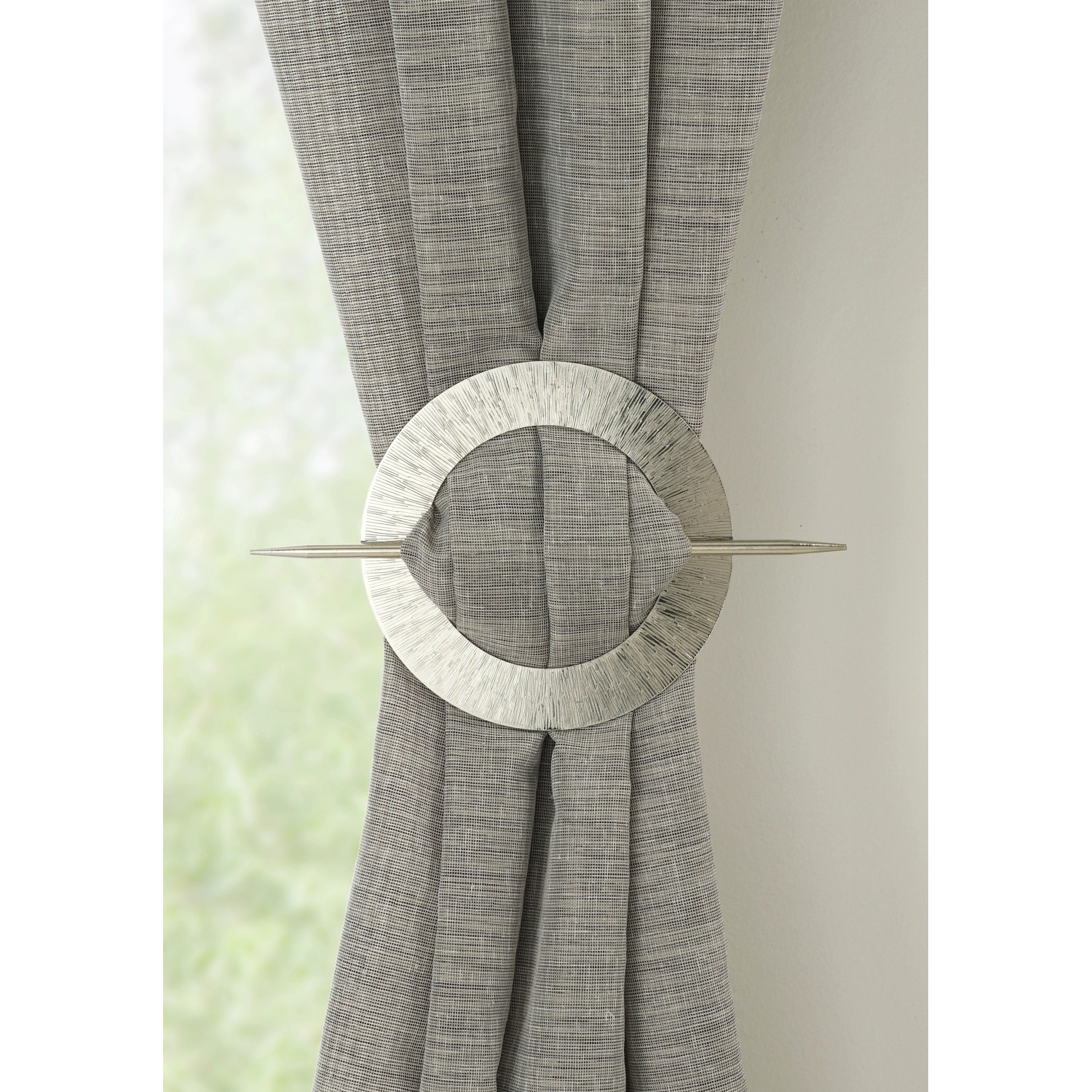 Gardinia Dekospange Mars, Edelstahl gebürstet, hält Vorhang.