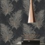 Vliestapete mit Federn in Schwarz und Gold. Dekorative Tapete mit elegantem Muster.