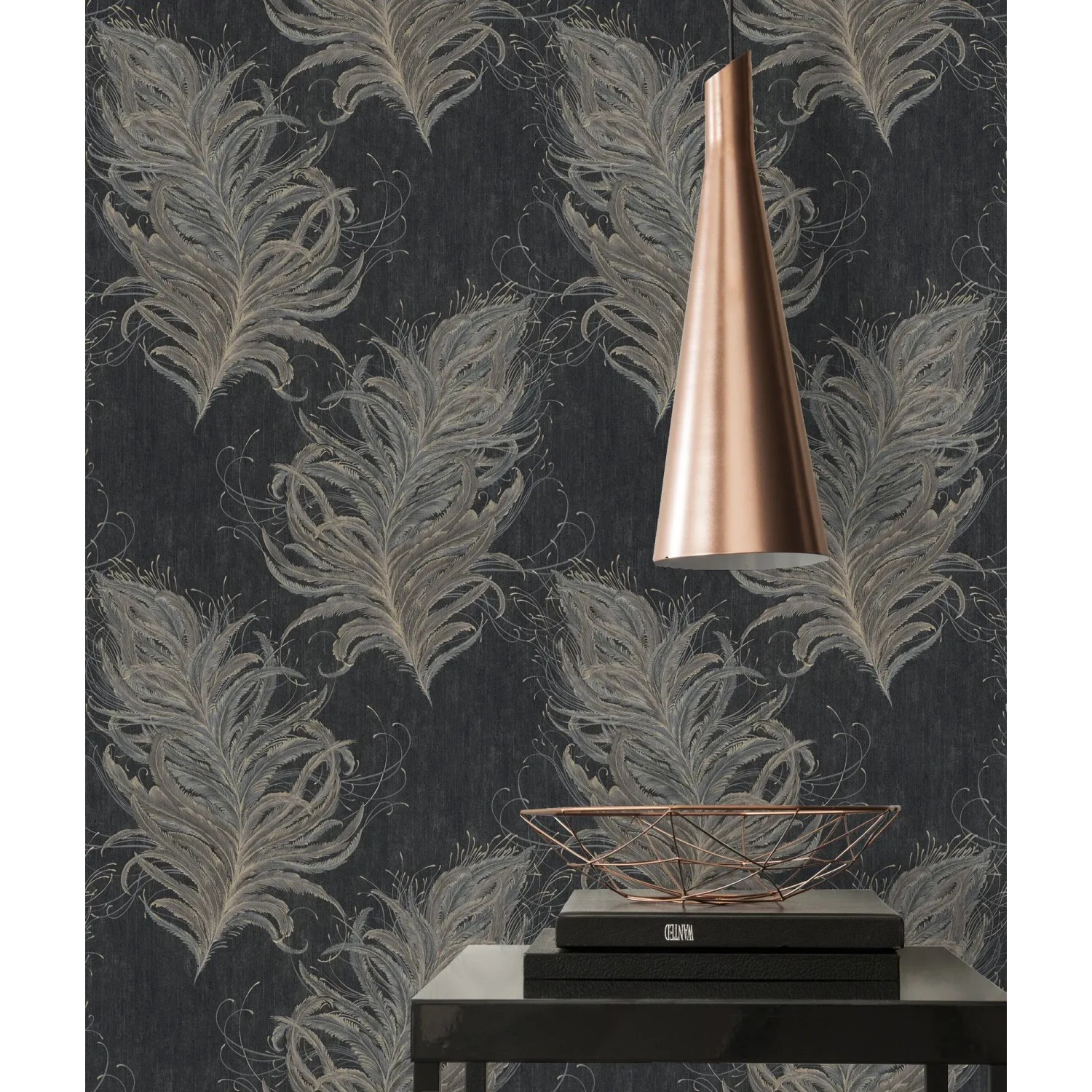 Vliestapete mit Federn in Schwarz und Gold. Dekorative Tapete mit elegantem Muster.