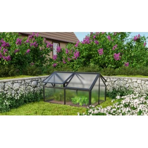 Vitavia Frühbeet Gamma HKP Schwarz, 89x124x71 cm, mit aufstellbaren Dachfenstern im Garten.