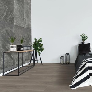Modernes Zimmer mit grauen Echtstein-Schiefer-Paneelen als Wandverkleidung. Stilvolle Verblender für Innenräume.