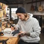 Mann arbeitet mit Worx MakerX Akku-Multifunktionswerkzeug an Werkstück.