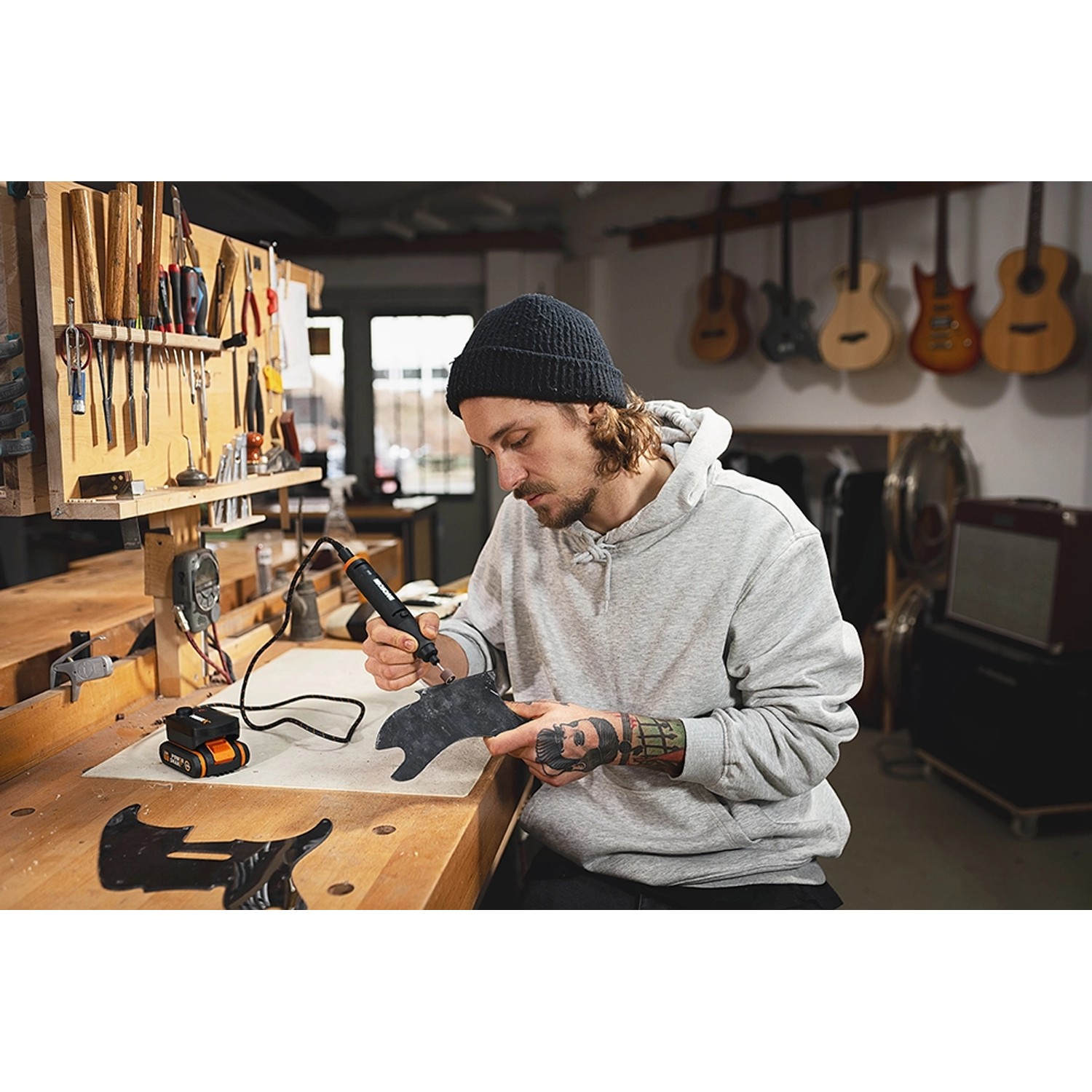 Mann arbeitet mit Worx MakerX Akku-Multifunktionswerkzeug an Werkstück.