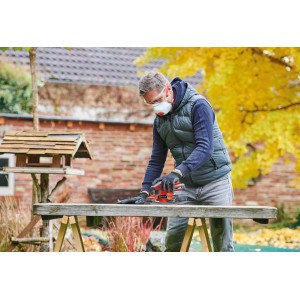 Mann schleift Holz mit dem Einhell Akku-Schwingschleifer TC-OS 18/187 Li Solo.