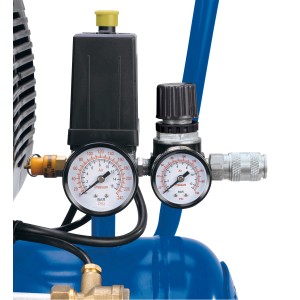 Detailaufnahme: CMI Kompressor 24 l mit Manometern und Druckregler.