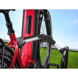 Eufab Strap-Rahmenhalter (27 cm) am Fahrradträger mit rotem Fahrrad befestigt.